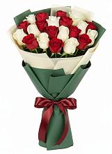 Букет Микс из красных и белых роз в Чечулино