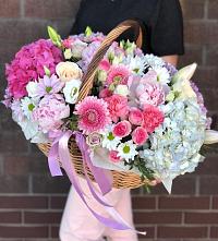 Композиция солнечный день в Чечулино Цветочная композиция из Розы, Хризантемы, Пионы и Лизиантусы в корзине в Чечулино