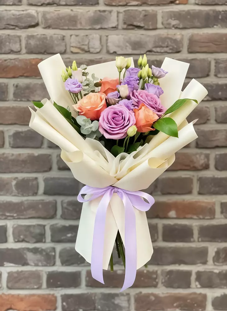 Букет цветов из: Лизиантусы и Розы в Чечулино