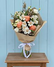 Букет цветов из:  Альстромерии, Лизиантусы, Розы и Хризантемы в Чечулино