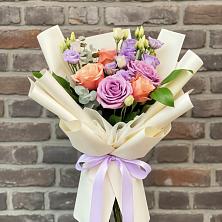 Букет цветов из:  Лизиантусы и Розы в Чечулино