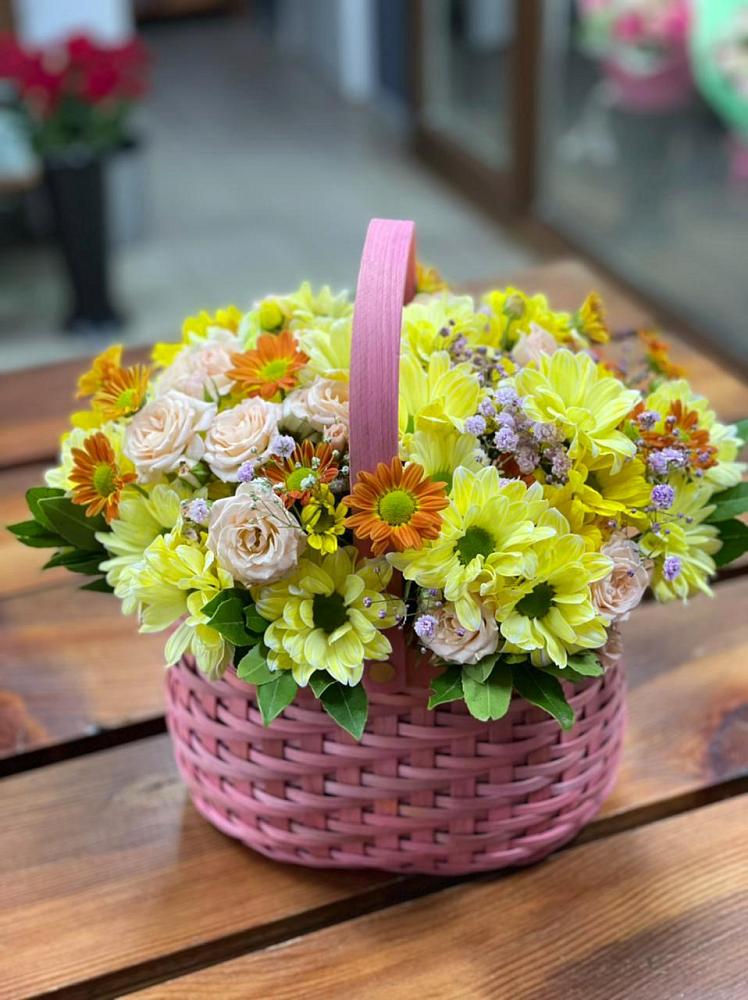 Цветочная композиция из Хризантемы и Розы в корзине в Чечулино