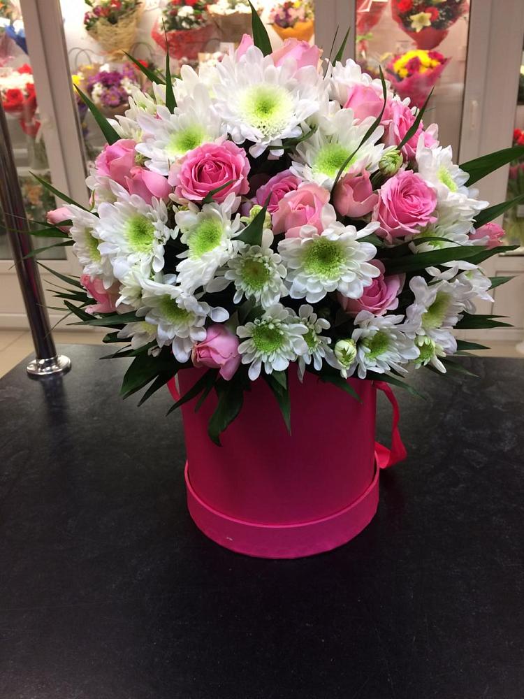 Цветочная композиция из Розы и Хризантемы в шляпной коробке в Чечулино