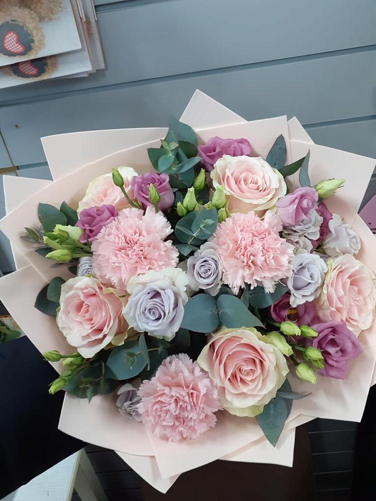 Букет цветов из: Розы, Гвоздики и Лизиантусы в Чечулино